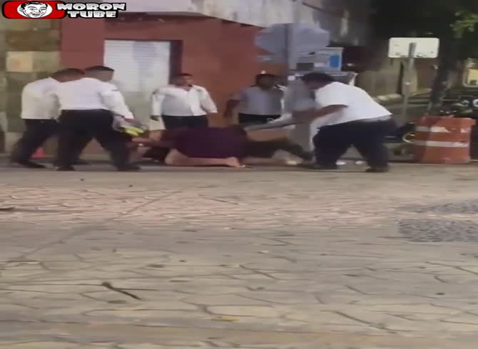 Video :They are beaten up for refusing to pay a ridiculous taxi fee